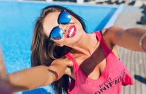 Best Tips on How to Wear Sneakers to Work